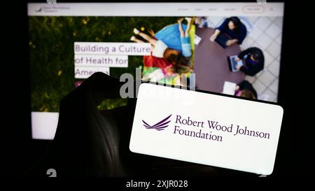 Stuttgart, Allemagne, 11-03-2016 2023 : personne tenant un téléphone portable avec le logo de l'organisation américaine Robert Wood Johnson Foundation (RWJF) devant Banque D'Images