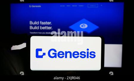 Stuttgart, Allemagne, 11-03-2016 2023 : personne tenant un smartphone avec le logo de la société britannique de fintech Genesis Global Technology Limited devant le site Web. Banque D'Images