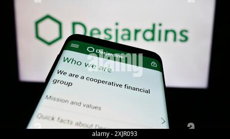 Stuttgart, Allemagne, 11-07-2023 : téléphone mobile avec le site Web de la société canadienne de services financiers Desjardins devant le logo de l'entreprise. Concentrez-vous sur Banque D'Images