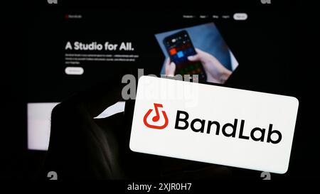 Stuttgart, Allemagne, 11-08-2023 : personne tenant un smartphone avec le logo de la société de musique singapourienne BandLab technologies en face du site Web. Concentrez-vous sur Banque D'Images