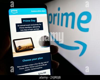 Stuttgart, Allemagne, 11-09-2023 : personne tenant un smartphone avec la page Web du service d'abonnement Amazon Prime devant le logo de l'entreprise. Concentrez-vous sur Banque D'Images