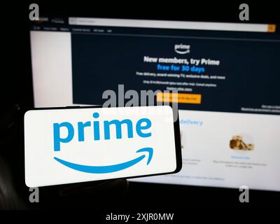 Stuttgart, Allemagne, 11-09-2023 : personne tenant un smartphone avec le logo du service d'abonnement Amazon Prime devant le site Web. Concentrez-vous sur l'affichage du téléphone Banque D'Images