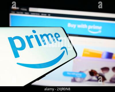 Stuttgart, Allemagne, 11-09-2023 : smartphone avec le logo du service d'abonnement Amazon Prime devant le site Web de l'entreprise. Concentrez-vous sur le centre-gauche du téléphone Banque D'Images