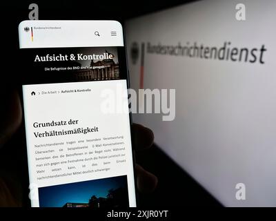 Stuttgart, Allemagne, 11-11-2023 : personne tenant un smartphone avec la page web de l'agence allemande de renseignement Bundesnachrichtendienst (BND) avec le logo. Mise au point Banque D'Images