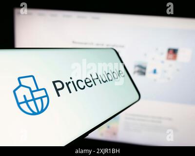 Stuttgart, Allemagne, 11-15-2023 : smartphone avec logo de la société suisse d'analyse immobilière PriceHubble AG devant le site Web de l'entreprise. Concentrez-vous sur Banque D'Images