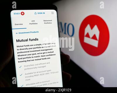 Stuttgart, Allemagne, 11-17-2023 : personne tenant un téléphone intelligent avec la page Web de la société canadienne de services financiers Banque de Montréal (BMO) avec le logo. Mise au point Banque D'Images