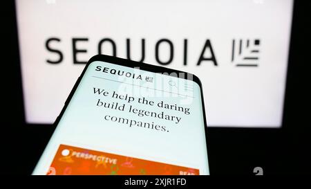 Stuttgart, Allemagne, 11-17-2023 : smartphone avec le site Web de la société américaine de capital-risque Sequoia Capital Operations LLC devant le logo. Concentrez-vous sur Banque D'Images