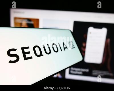 Stuttgart, Allemagne, 11-17-2023 : téléphone portable avec le logo de la société américaine de capital-risque Sequoia Capital Operations LLC devant le site Web. Mise au point Banque D'Images