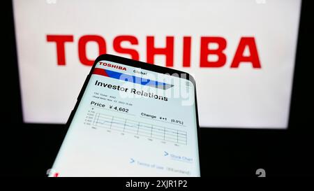 Stuttgart, Allemagne, 11-23-2023 : smartphone avec le site Web de la société d'électronique japonaise Toshiba Corporation devant le logo de l'entreprise. Concentrez-vous sur Banque D'Images