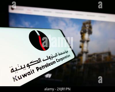 Stuttgart, Allemagne, 11-23-2023 : téléphone portable avec le logo de la compagnie pétrolière koweïtienne Kuwait Petroleum Corporation (KPC) devant le site Web. Concentrez-vous sur Banque D'Images