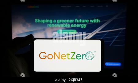 Stuttgart, Allemagne, 12-14-2023 : personne tenant un smartphone avec le logo de la société singapourienne de gestion du carbone GoNetZero en face du site Web. Concentrez-vous sur Banque D'Images