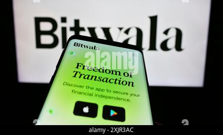 Stuttgart, Allemagne, 12-18-2023 : smartphone avec le site web de la société fintech allemande Bitwala GmbH devant le logo de l'entreprise. Concentrez-vous sur le coin supérieur gauche du téléphone Banque D'Images