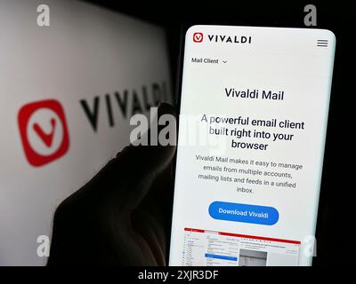 Stuttgart, Allemagne, 12-18-2023 : personne tenant un smartphone avec la page Web de la société norvégienne de navigateur Web Vivaldi technologies COMME avec le logo. Concentrez-vous sur Banque D'Images