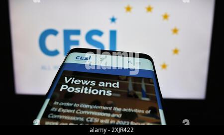 Stuttgart, Allemagne, 12-29-2023, smartphone avec le site web de la Confédération européenne des syndicats indépendants (CESI) devant le logo. Concentrez-vous sur Banque D'Images