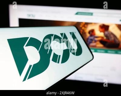 Stuttgart, Allemagne, 02-06-2024 : téléphone portable avec le logo de l'institution financière Digital Federal Credit Union (DCU) devant le site Web. Concentrez-vous sur Banque D'Images