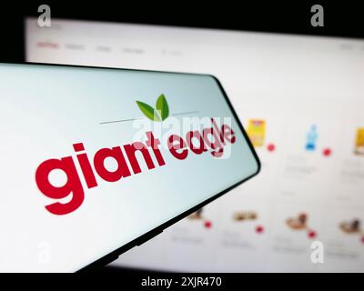 Stuttgart, Allemagne, 02-03-2024 : smartphone avec le logo de la chaîne de supermarchés américaine Giant Eagle Inc en face du site Web de l'entreprise. Concentrez-vous sur Banque D'Images