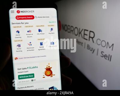 Stuttgart, Allemagne, 02-07-2023 : personne tenant un smartphone avec la page web de la société indienne NoBroker technologies solution Pvt. Ltd avec le logo. Mise au point Banque D'Images