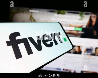 Stuttgart, Allemagne, 02-11-2024 : smartphone avec le logo de la société de plate-forme freelance Fiverr International Ltd en face du site Web de l'entreprise. Concentrez-vous sur Banque D'Images