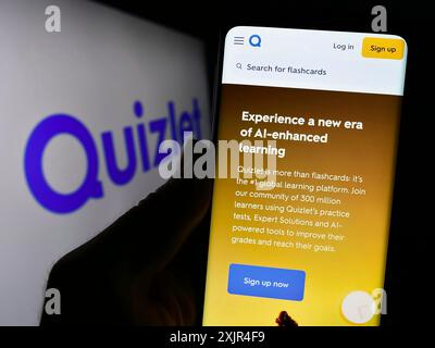 Stuttgart, Allemagne, 02-08-2024 : personne tenant un téléphone portable avec la page Web de la société d'apprentissage en ligne américaine Quizlet Inc devant le logo de l'entreprise. Concentrez-vous sur Banque D'Images