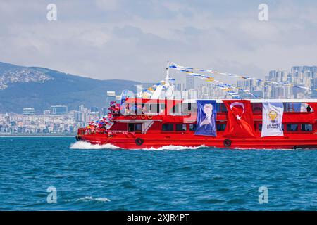 Les partisans du parti au pouvoir AK brandissent des drapeaux turcs sur un bateau rouge avant les élections présidentielles Banque D'Images