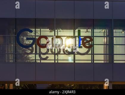 Le logo Google vu au siège social de Google Banque D'Images