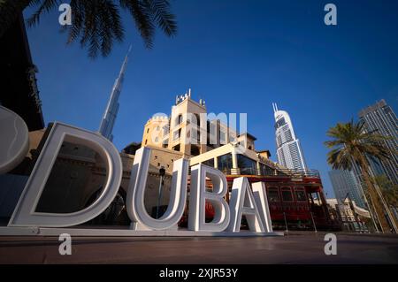 Hôtel The Address Downtown, DUBAI Lettering, Dubai Trolley by EMAAR, Burj Khalifa, gratte-ciel, gratte-ciel, quartier financier, logo EMAAR Banque D'Images