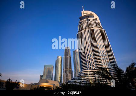 Hôtel L'adresse Downtown, gratte-ciel, immeubles de grande hauteur, quartier financier, logo EMAAR, centre-ville, Dubaï, lumière du soir, Émirats arabes Unis Banque D'Images