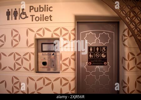 Toilettes publiques automatiques, terminal pour paiement par carte de crédit, VISA, Mastercard, Apple Pay, American Express, logo, Grand Souq-Bur, marché, Dubaï, États-Unis Banque D'Images