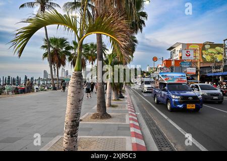 Zone piétonne et trafic routier, Beach Road Pattaya, Thaïlande Banque D'Images