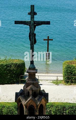 Croix du Christ et croix commémorative à la mémoire du roi Louis II de Bavière sur le site de sa mort sous la chapelle votive, au bord du lac Starnberg Banque D'Images