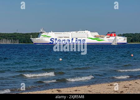 Ferry Stena Line, bateau à voile, vagues, houle, surf, Falckensteiner Strand, fjord de Kiel, Kiel, Schleswig-Holstein, Allemagne Banque D'Images