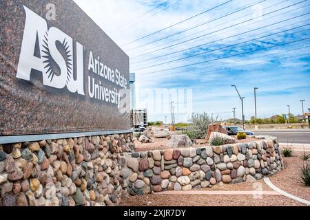 Scottsdale, Arizona, États-Unis - 3.23.2024 : panneau d'entrée au centre d'innovation SkySong de l'Université d'État de l'Arizona. Banque D'Images