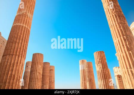 Jusqu'à lors d'une des colonnes en passerelle des Propylées Acropole d'Athènes, Grèce. Banque D'Images