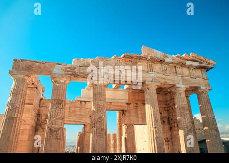 Jusqu'à lors d'une des colonnes en passerelle des Propylées Acropole d'Athènes, Grèce. Banque D'Images