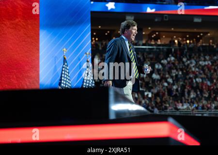 Milwaukee (États-Unis d'Amérique). 18 juillet 2024. Tucker Carlson, animateur de télévision, prend la parole à la Convention nationale républicaine à Milwaukee, Wisconsin, au Forum Fiserv le jeudi 19 juillet 2024. Crédit : Annabelle Gordon/CNP/Sipa USA crédit : Sipa USA/Alamy Live News Banque D'Images