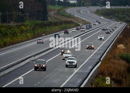 Circulation routière sous la pluie sur Peka Peka autoroute à Otaki à Kapiti, Nouvelle-Zélande Banque D'Images