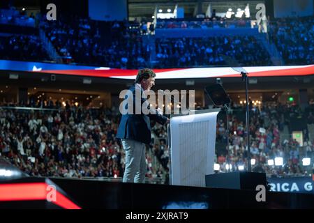 Milwaukee (États-Unis d'Amérique). 18 juillet 2024. Tucker Carlson, animateur de télévision, prend la parole à la Convention nationale républicaine à Milwaukee, Wisconsin, au Forum Fiserv le jeudi 19 juillet 2024. Crédit : Annabelle Gordon/CNP/Sipa USA crédit : Sipa USA/Alamy Live News Banque D'Images