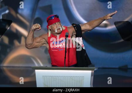 Milwaukee (États-Unis d'Amérique). 18 juillet 2024. Hulk Hogan, artiste professionnel et lutteur, prononce des remarques au cours de la quatrième journée de la Convention nationale républicaine 2024 au Forum Fiserv à Milwaukee, Wisconsin, le jeudi 18 juillet 2024. Crédit : Ron Sachs/CNP/Sipa USA (RESTRICTION : NO Daily mail. AUCUN journal de New York ou du New Jersey ni aucun journal dans un rayon de 75 milles autour de New York.) Crédit : Sipa USA/Alamy Live News Banque D'Images