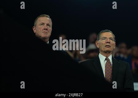 Milwaukee (États-Unis d'Amérique). 18 juillet 2024. Le sénateur des États-Unis John Barrasso (républicain du Wyoming), le sénateur des États-Unis Eric Schmitt (républicain du Missouri) se tiennent dans le stand VIP de la Convention nationale républicaine à Milwaukee, Wisconsin, lors du Forum Fiserv le jeudi 19 juillet 2024. Crédit : Annabelle Gordon/CNP/Sipa USA crédit : Sipa USA/Alamy Live News Banque D'Images