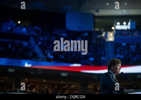 Milwaukee, Vereinigte Staaten. 18 juillet 2024. Tucker Carlson, animateur de télévision, prend la parole à la Convention nationale républicaine à Milwaukee, Wisconsin, au Forum Fiserv le jeudi 19 juillet 2024. Crédit : Annabelle Gordon/CNP/dpa/Alamy Live News Banque D'Images