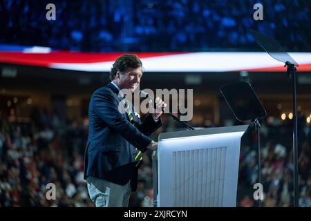 Milwaukee, Vereinigte Staaten. 18 juillet 2024. Tucker Carlson, animateur de télévision, prend la parole à la Convention nationale républicaine à Milwaukee, Wisconsin, au Forum Fiserv le jeudi 19 juillet 2024. Crédit : Annabelle Gordon/CNP/dpa/Alamy Live News Banque D'Images