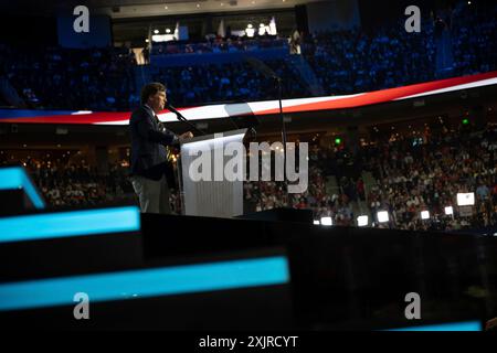 Milwaukee, Vereinigte Staaten. 20 juillet 2024. Tucker Carlson, animateur de télévision, prend la parole à la Convention nationale républicaine à Milwaukee, Wisconsin, au Forum Fiserv le jeudi 19 juillet 2024. Crédit : Annabelle Gordon/CNP/dpa/Alamy Live News Banque D'Images