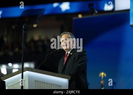 Milwaukee, Vereinigte Staaten. 18 juillet 2024. Le sénateur américain Steve Daines (républicain du Montana) prend la parole à la Convention nationale républicaine à Milwaukee, Wisconsin, lors du Forum Fiserv le jeudi 19 juillet 2024. Crédit : Annabelle Gordon/CNP/dpa/Alamy Live News Banque D'Images