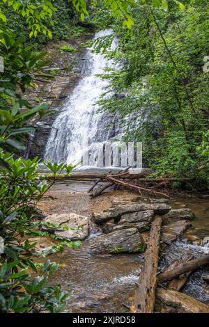 Belles chutes Helton Creek dans la forêt nationale de Chattahoochee près de Blairsville, Géorgie. (ÉTATS-UNIS) Banque D'Images