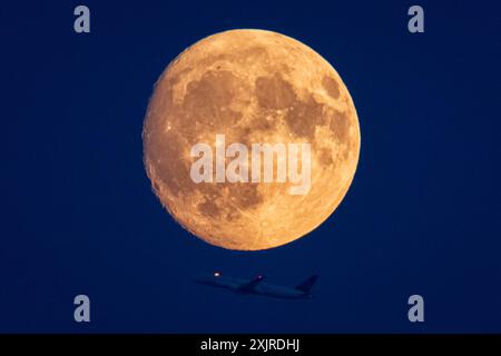 Vollmond Ein Flugzeug fliegt vor dem gelb-orangenen Vollmond vorbei. Francfort-sur-le-main Hessen Deutschland *** pleine lune un avion passe devant la pleine lune jaune-orange Francfort-sur-le-main Hesse Allemagne 2024-07-19 vollmond 02 Banque D'Images