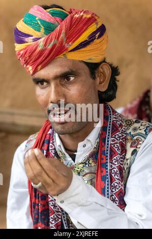 homme indien rajasthani chantant dans la musique folklorique traditionnelle le jour à partir d'un angle plat Banque D'Images