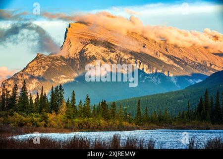 Les lacs Vermilion sont une série de lacs situés immédiatement à l'ouest de Banff, en Alberta, dans les Rocheuses canadiennes avec le mont Rundle en arrière-plan Banque D'Images