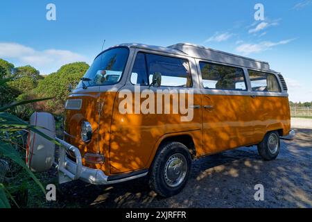 Motueka, Tasman District, South Island, Aotearoa / Nouvelle-Zélande - 13 juillet 2024 : un campervan VW Combi Classic avec roue de secours montée à l'avant. Banque D'Images