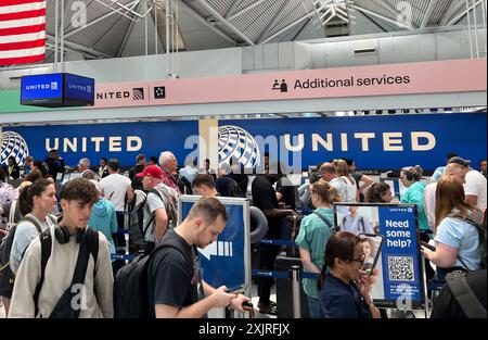 Chicago, États-Unis. 19 juillet 2024. Les passagers attendent à l'aéroport international de Chicago à Chicago, États-Unis, le 19 juillet 2024. Plusieurs compagnies aériennes américaines ont déclaré que leurs vols avaient été retardés ou annulés vendredi en raison de problèmes techniques impliquant le géant de la cybersécurité CrowdStrike et Microsoft. Crédit : Yan Liang/Xinhua/Alamy Live News Banque D'Images