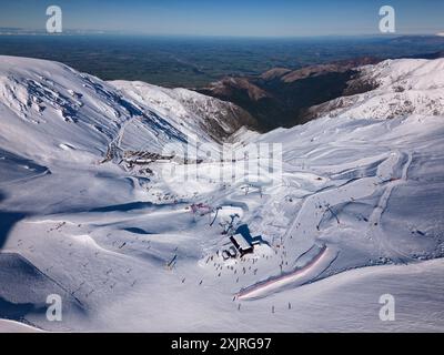 MT Hutt, Nouvelle-Zélande : vue aérienne des pistes de ski de Mt Hutt et télésiège dans la région de Canterbury par une journée ensoleillée d'hiver dans le sud de l'île de Nouvelle-Zélande Banque D'Images